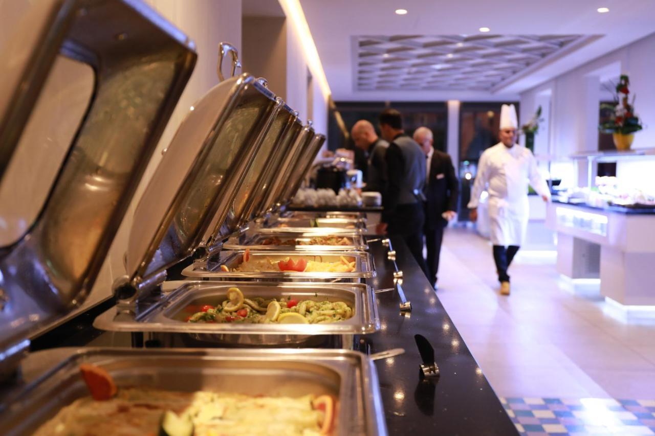Hotel Kenzi Rose Garden Marrakesh Exterior foto A buffet at a hotel
